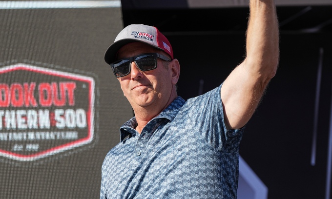 Cựu tay đua Greg Biffle vẫy chào người hâm mộ tại Darlington, Nam Carolina hồi tháng 8. Ảnh: AP
