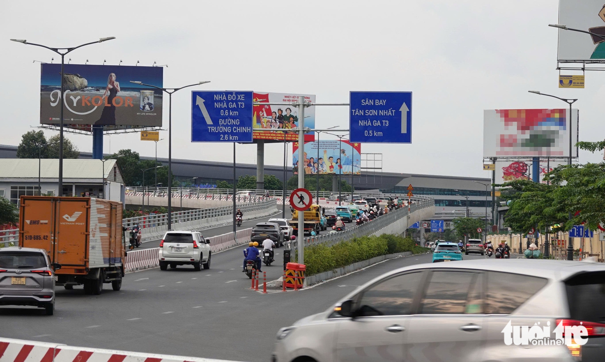 'Rối ren' bảng quảng cáo ngoài trời ở TP.HCM - Ảnh 1.