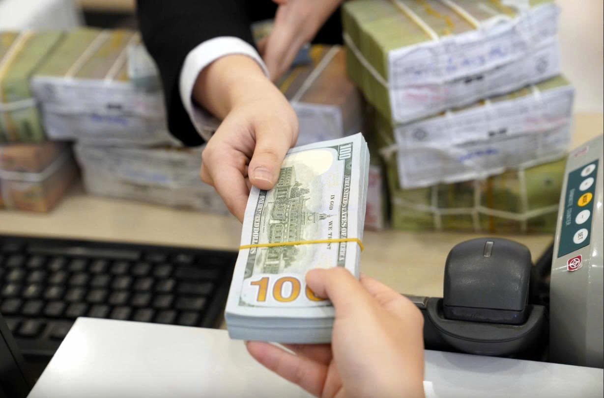 Doanh nghiệp phải xuất hóa đơn khi bán ngoại tệ cho ngân hàng? - Ảnh 1.