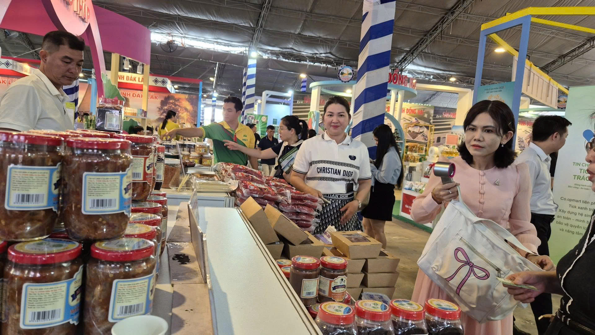 Rộn ràng hàng Tết, quà Tết - Ảnh 1.