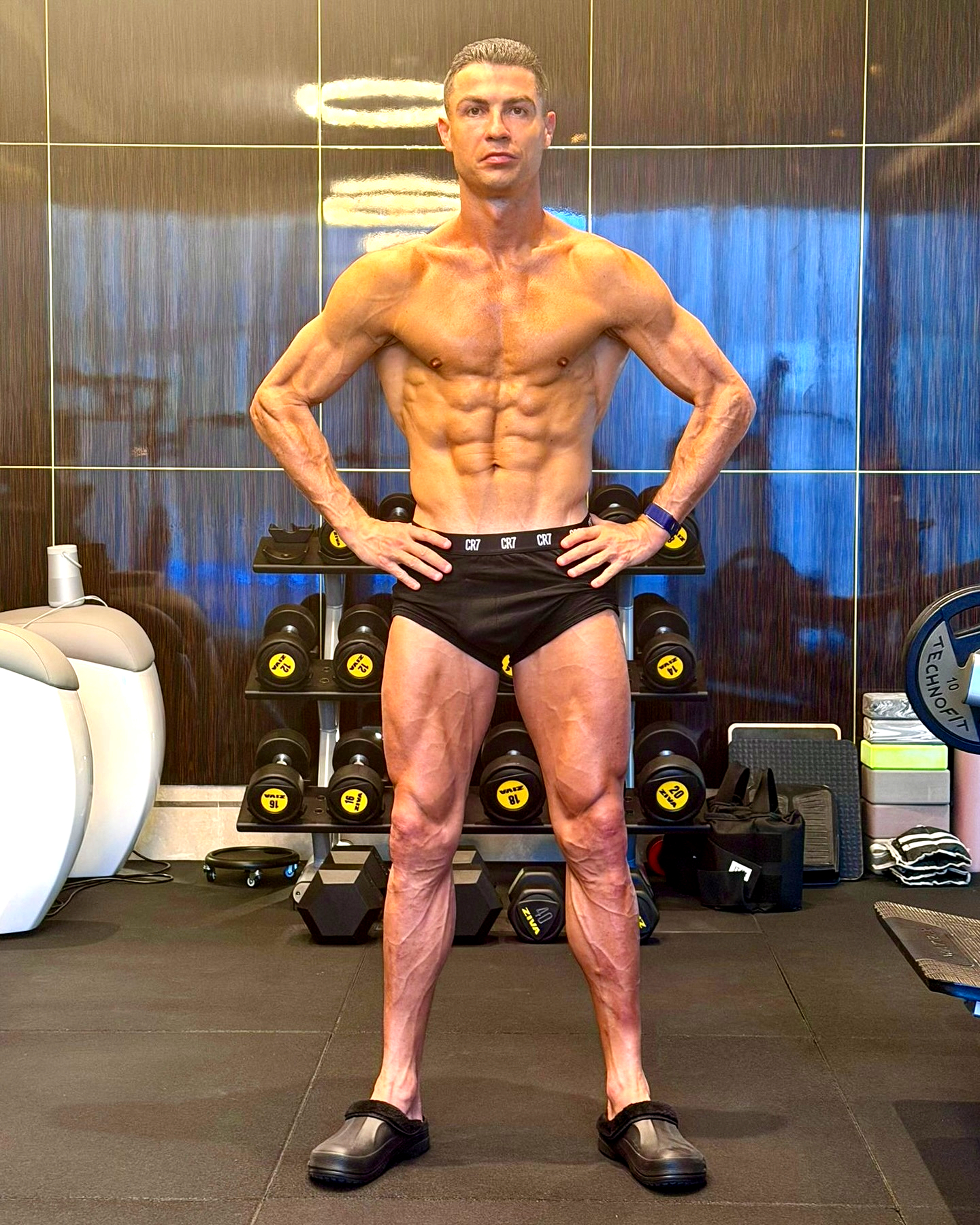 Ronaldo gây sốt vì body 'siêu khủng' - Ảnh 1.