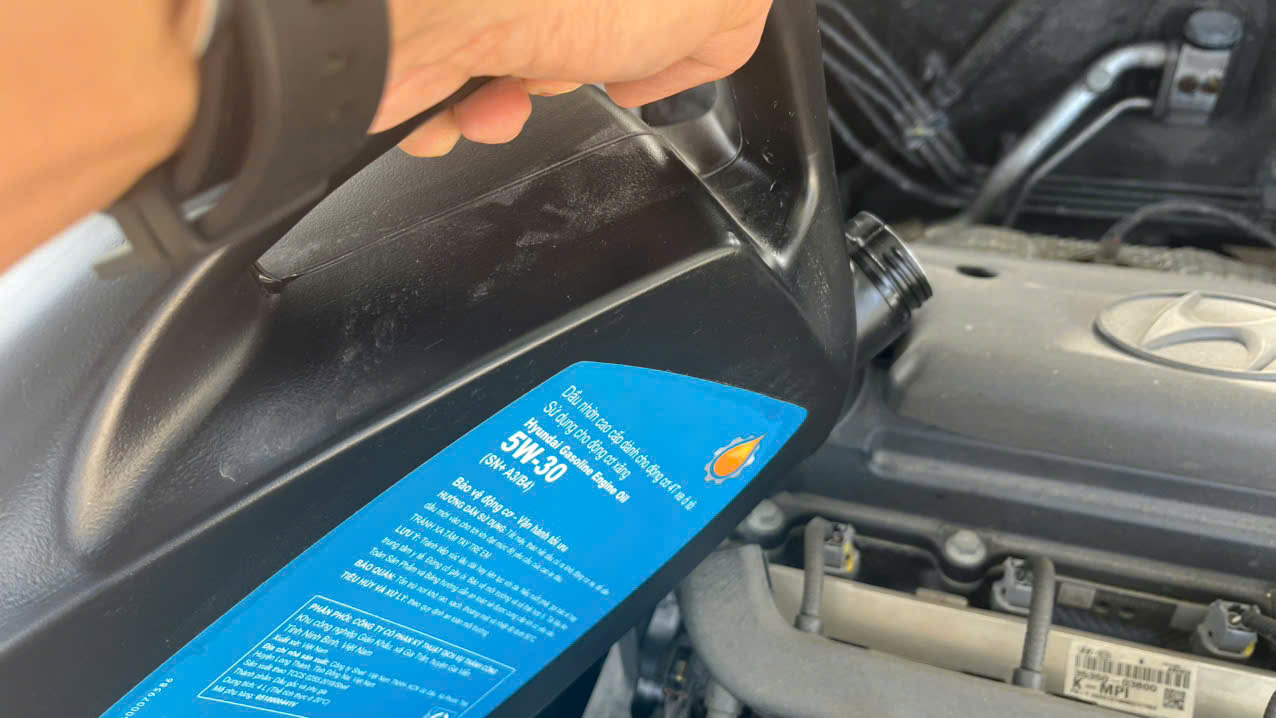 Rủi ro khi thay dầu động cơ không đúng chuẩn cho xe hybrid - Ảnh 1. Rủi ro khi thay dầu động cơ không đúng chuẩn cho xe hybrid - Ảnh 1.