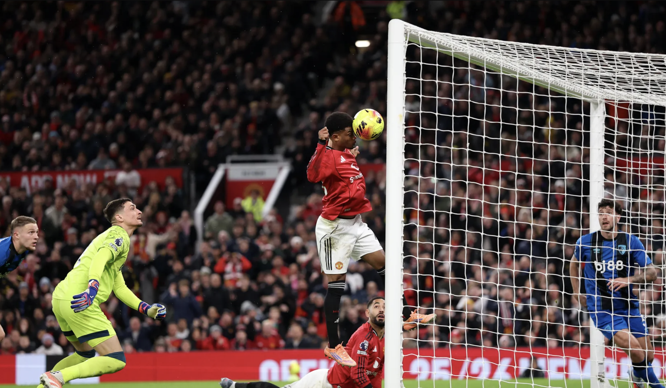 Rượt đuổi nghẹt thở, Man Utd và Bournemouth chia điểm trận cầu 8 bàn 1 Rượt đuổi nghẹt thở tại Old Trafford, Man Utd và Bournemouth chia điểm trận cầu 8 bàn - Ảnh 1.