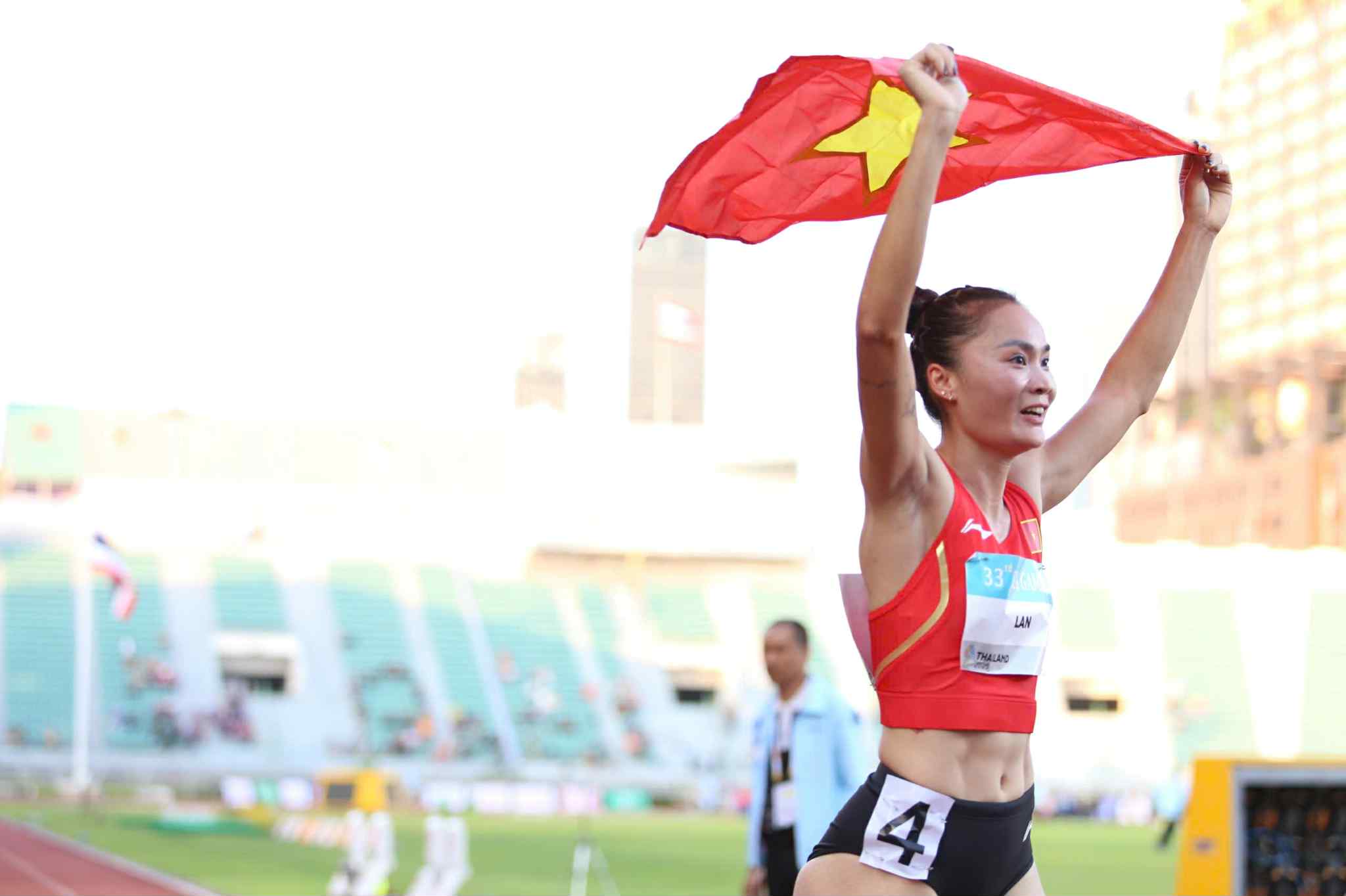 SEA Games 33 ngày 15-12: Quách Thị Lan đoạt HCV 400m rào, Việt Nam có 38 HCV  - Ảnh 1.