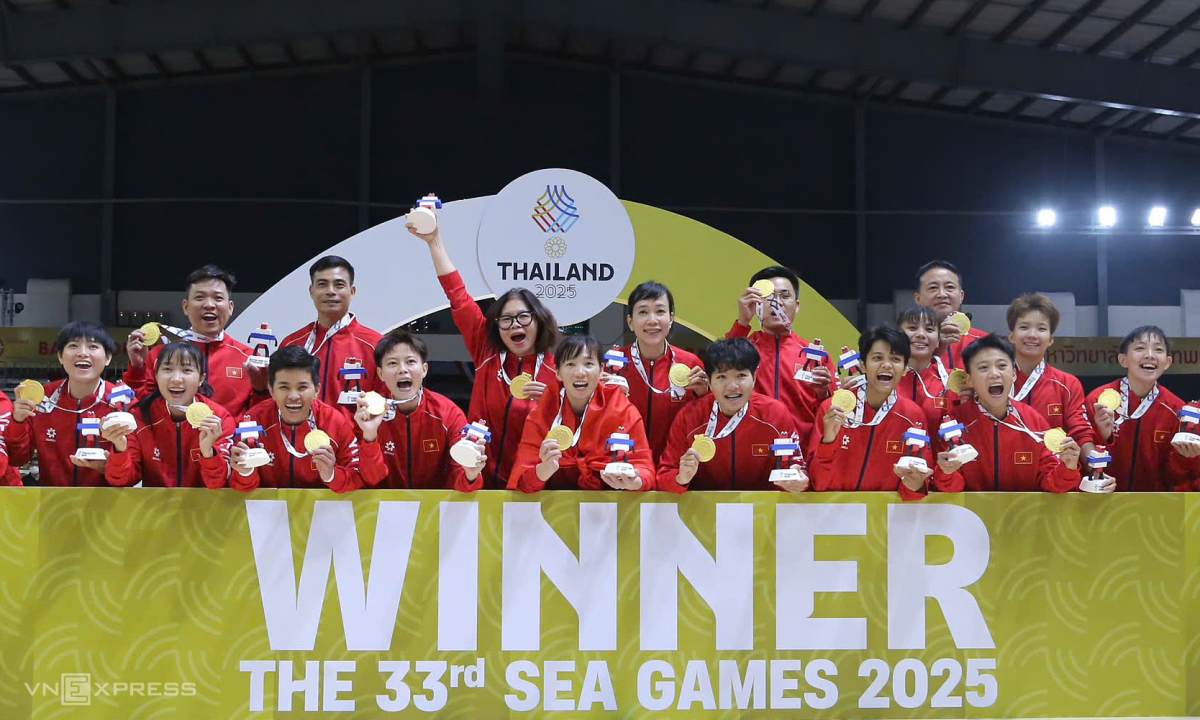 Thùy Trang (giữa - hàng trước) cùng các đồng đội mừng HC vàng futsal nữ SEA Games 33 tối 18/12. Ảnh: Đức Đồng