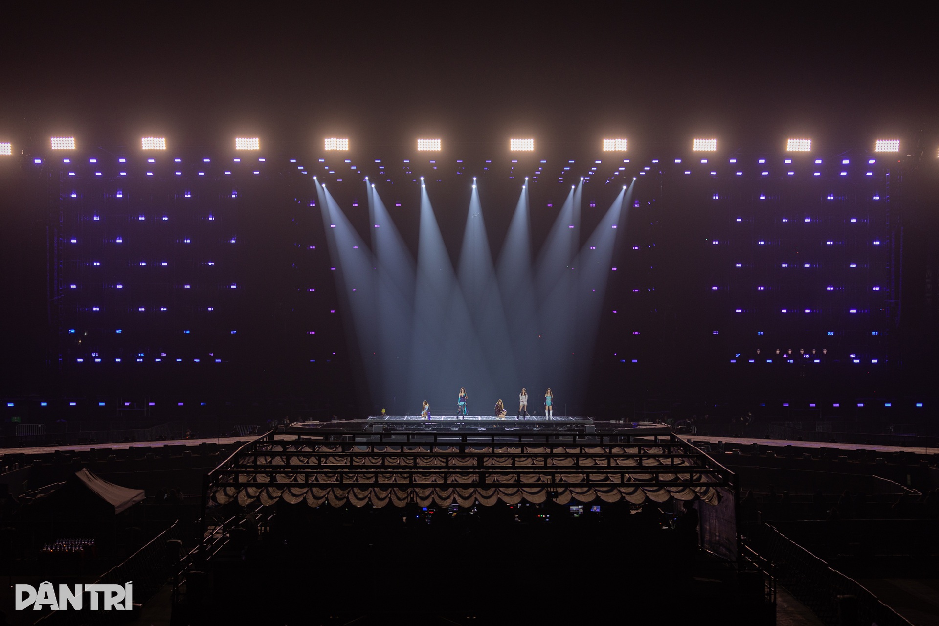 SOOBIN, Minh Hằng tập luyện xuyên đêm cho concert kéo dài 10 giờ - 1