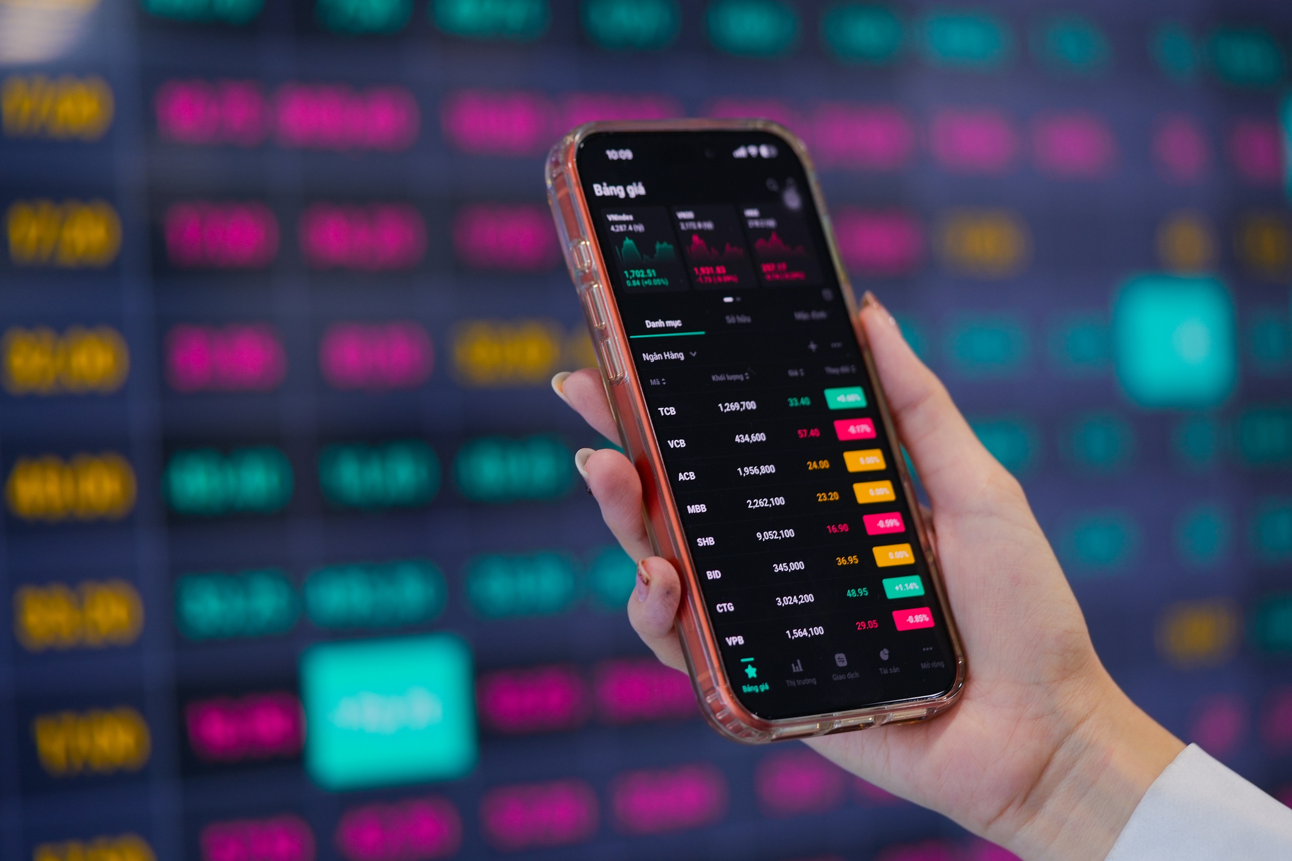 Sắc đỏ phủ bảng điện, chứng khoán vẫn tăng gần 13 điểm 1 chứng khoán - Ảnh 1.