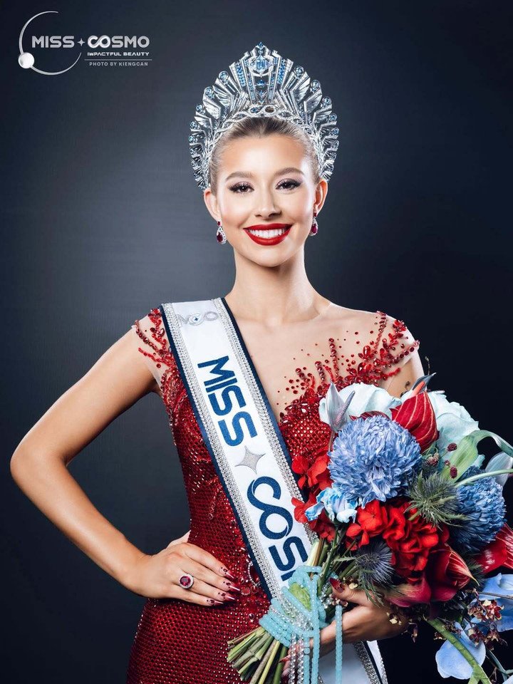 Sắc vóc đời thường gợi cảm của tân Miss Cosmo 2025 1 Người đẹp Mỹ Yolina Lindquist vượt 70 thí sinh giành vương miện Miss Cosmo 2025 vào tối 20/12. Cô là người đẹp thứ hai đăng quang Miss Cosmo sau đại diện Indonesia Ketut Permata Juliastrid.