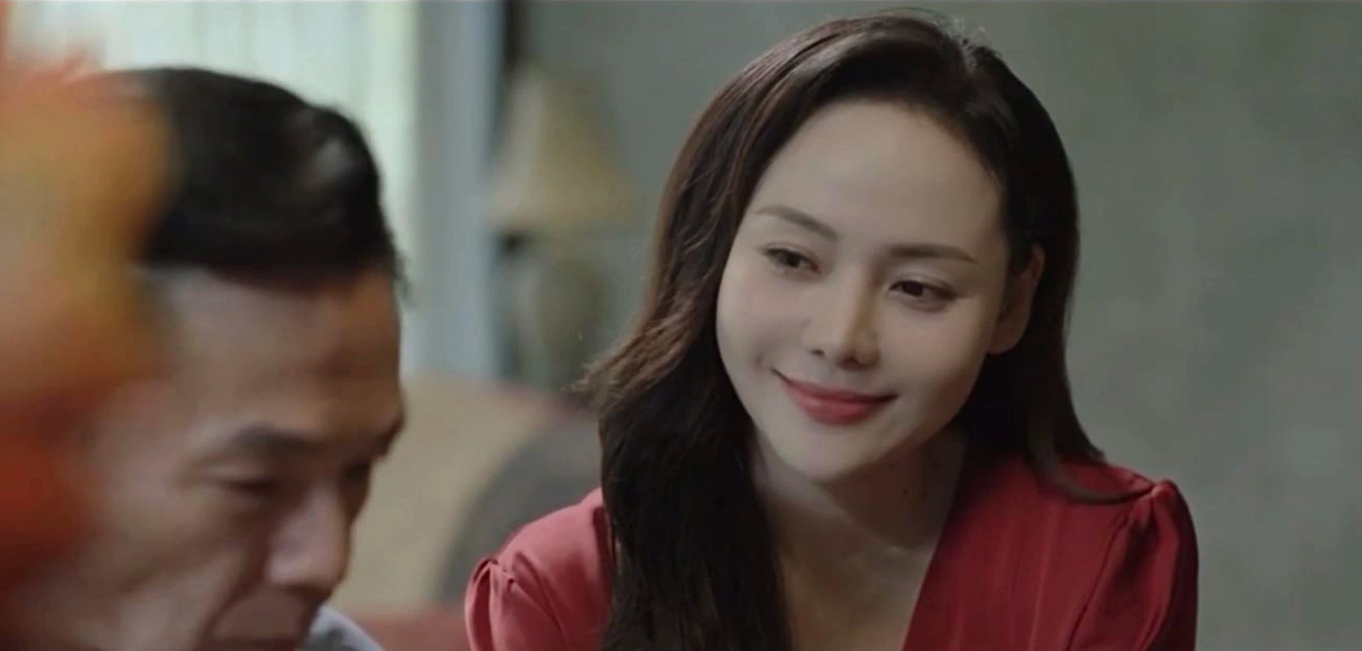 Sắc vóc xinh đẹp, gợi cảm của nữ chủ tịch gây bão trong phim Lằn ranh - 1