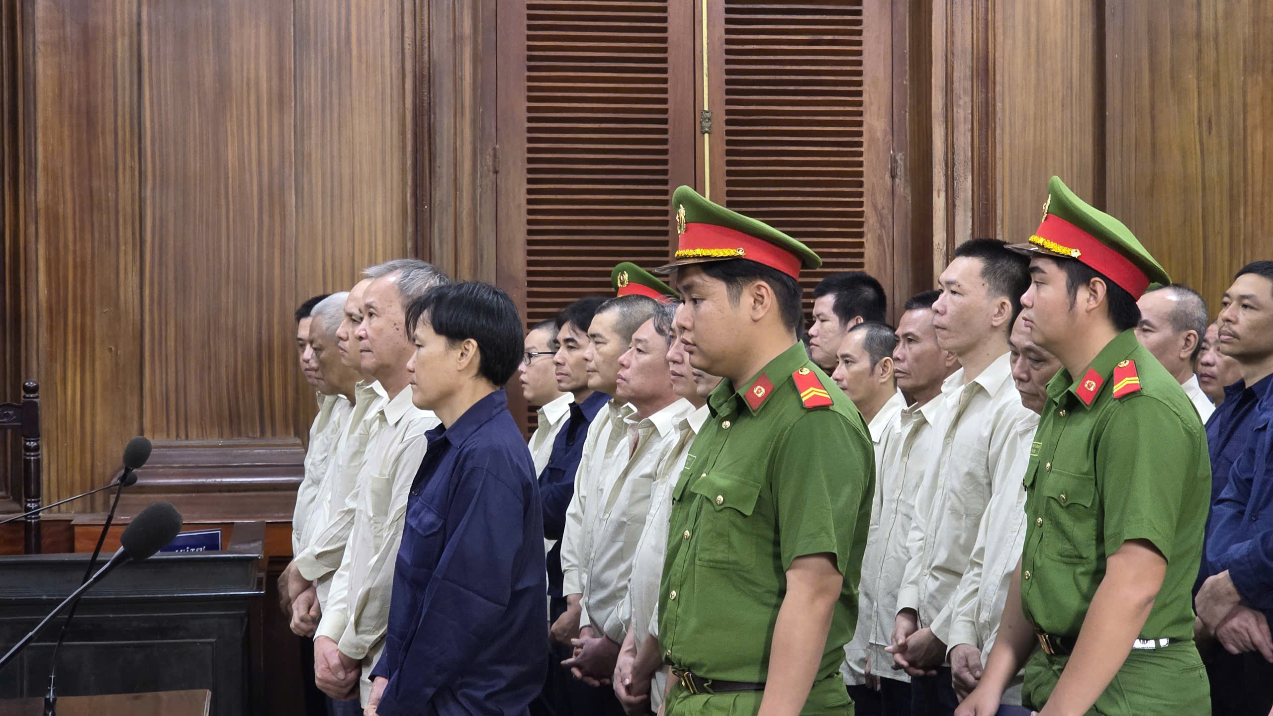 Saigon Transco buôn lậu 1,5 tấn dầu, đưa hối lộ cho Hải quan Phú Mỹ như thế nào? - Ảnh 1. buôn lậu - Ảnh 1.