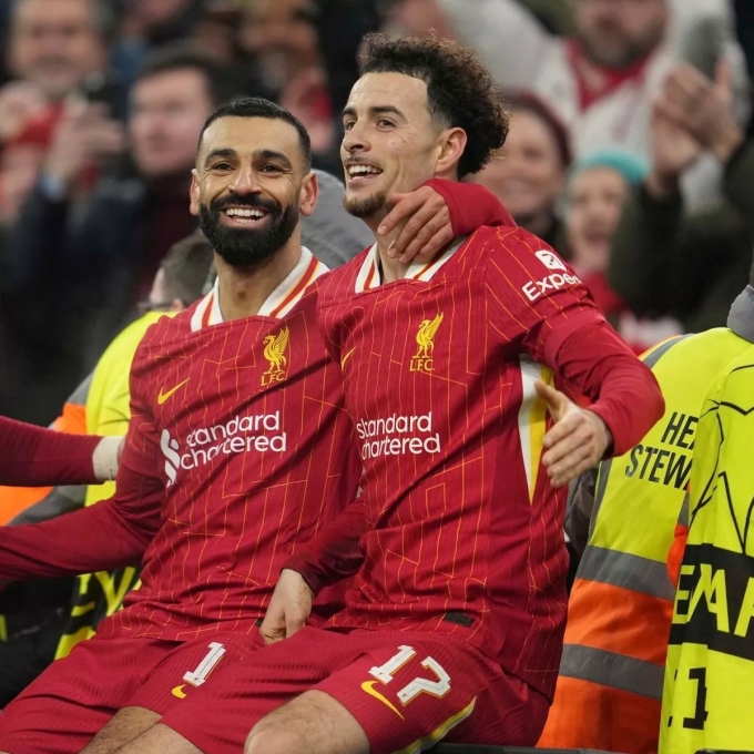 Salah và Jones mừng một bàn thắng của Liverpool trước Lille ở Champions League mùa trước. Ảnh: AP