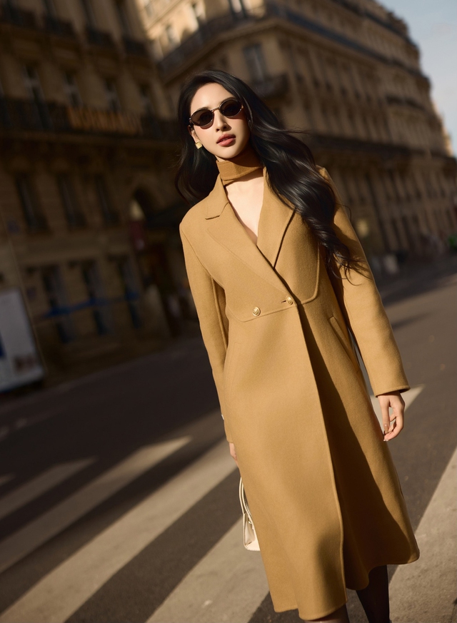 Sắm áo khoác dáng dài, nàng có thêm ngàn cảm hứng phối đồ đông- Ảnh 1. Sắm áo khoác dáng dài, nàng có thêm ngàn cảm hứng phối đồ đông- Ảnh 1.
