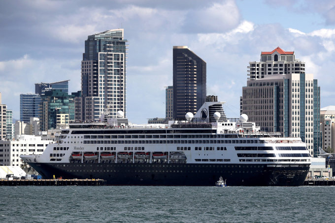 Du thuyền Maasdam đi vào vịnh San Diego, ở khu vực trung tâm thành phố, vào tháng 3/2020. Ảnh: AFP