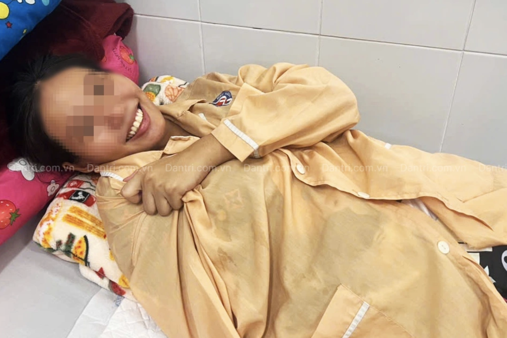 Sản phụ ghép tạm tay đứt lìa vào chân hạnh phúc khi 2 con trai chào đời - 1