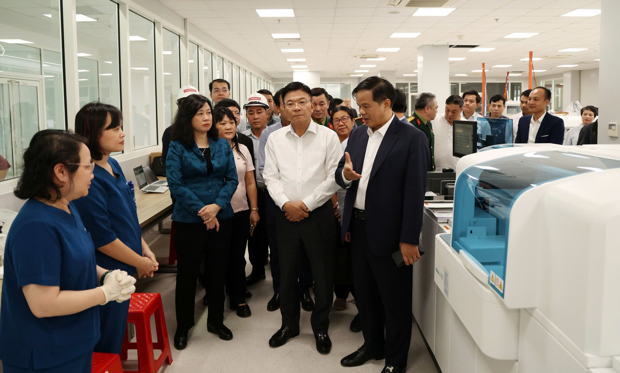 ĐỘT PHÁ HẠ TẦNG, KIẾN TẠO VỊ THẾ (*): Sẵn sàng vận hành 2 bệnh viện ngàn tỉ - Ảnh 1.