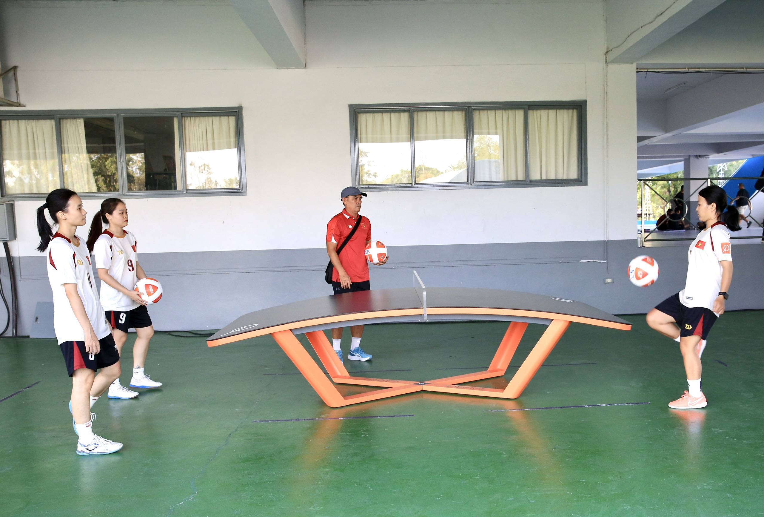 Sân thi đấu chưa hoàn thiện, đội teqball Việt Nam phải 'tập chay' ở ngoài- Ảnh 1. Sân thi đấu chưa hoàn thiện, đội teqball Việt Nam phải 'tập chay' ở ngoài- Ảnh 1.