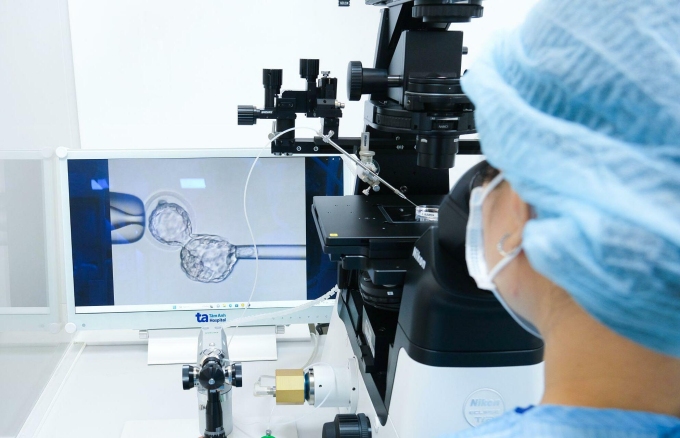 Kỹ thuật viên sinh thiết phôi giúp loại bỏ phôi chứa gene bệnh. Ảnh: Bệnh viện Đa khoa Tâm Anh