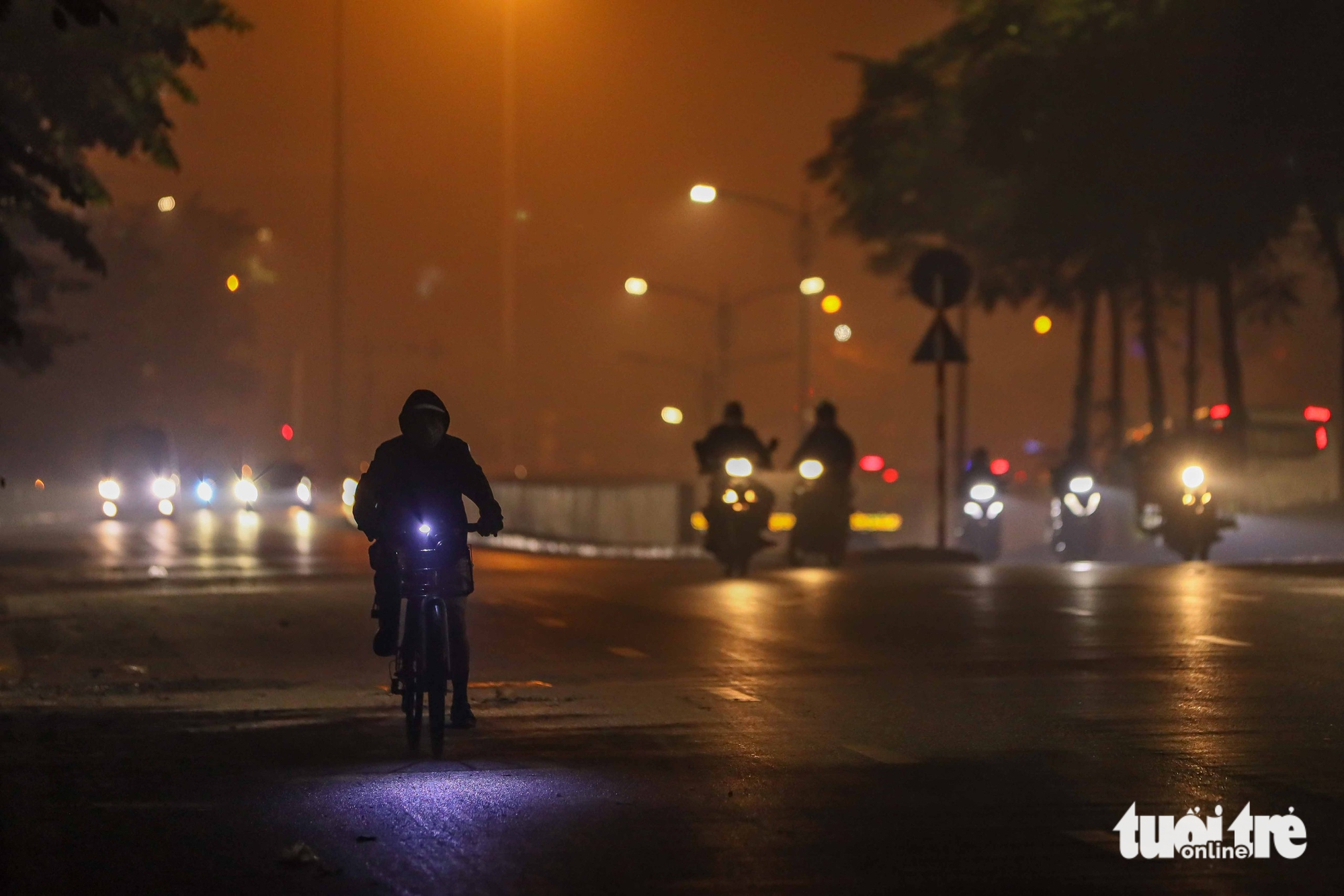 Sáng nay, ô nhiễm không khí ở Hà Nội chuyển sang cảnh báo tím, người dân cần hạn chế ra ngoài 1 không khí - Ảnh 1.