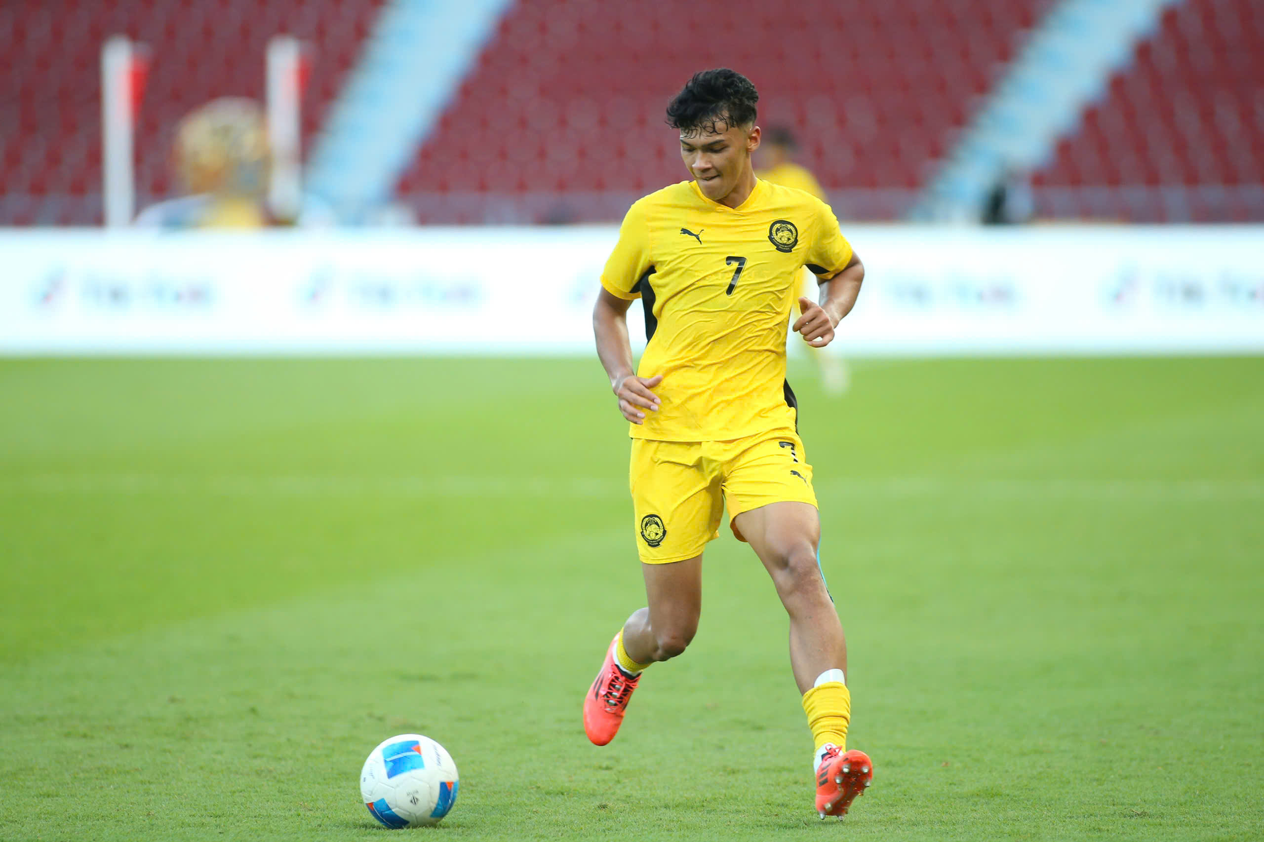 Sao U.23 Malaysia bất an vì cha dượng đột quỵ, HLV Nafuzi nói điều bất ngờ về U.23 Việt Nam- Ảnh 1.