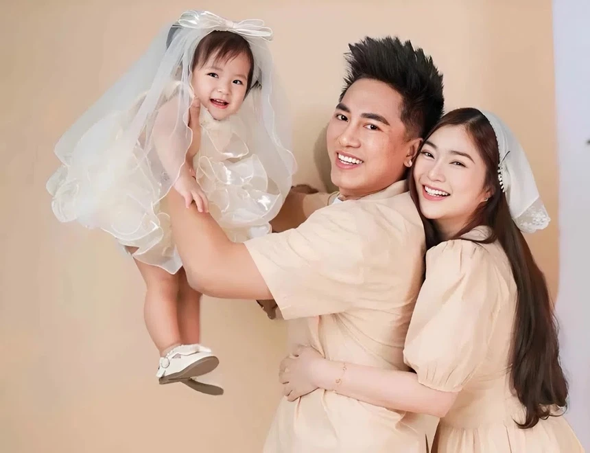 Sao Việt 24h: Con gái Kha Ly và Thanh Trúc ôm hôn thân thiết, từ nhỏ đã "dính" nhau như 2 "công chúa sinh đôi" 7 Thanh Trúc và Châu Khải Phong công khai hình ảnh bên ái nữ.