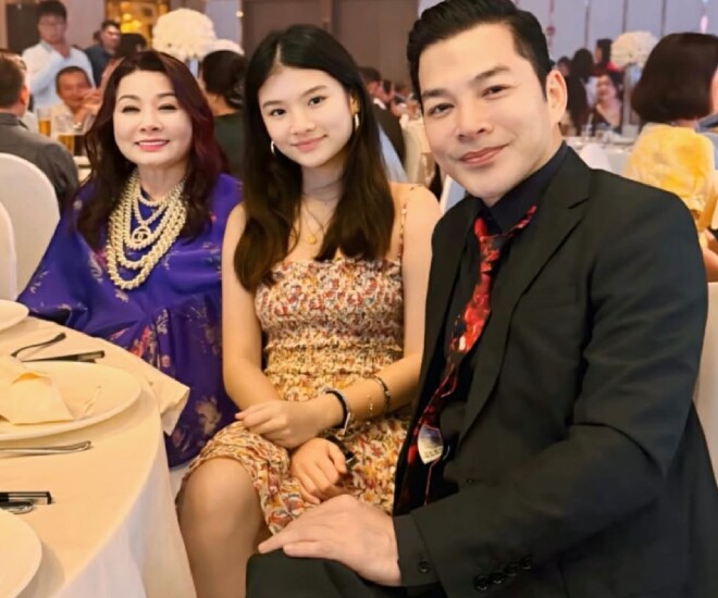 Sao Việt 24h: Trần Bảo Sơn khoe ái nữ và mẹ ruột, Bảo Tiên đẹp rạng rỡ ở tuổi 17, được xem là "bản sao" của bố 1 Con gái Trần Bảo Sơn - Trương Ngọc Ánh khoe sắc vóc ngày càng trưởng thành.