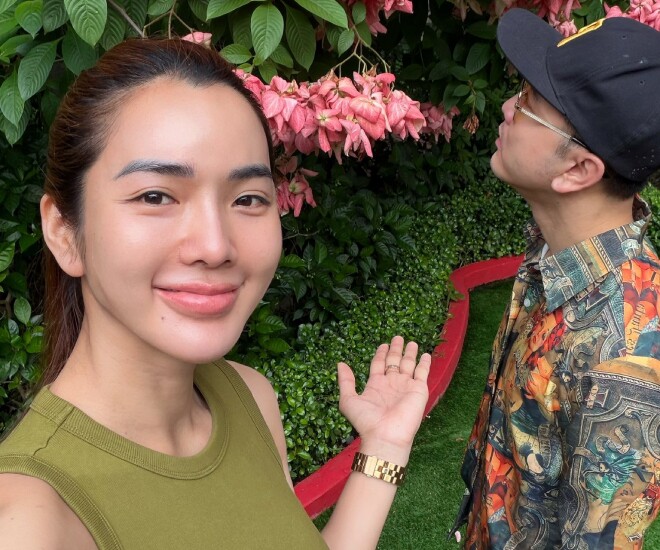 Sao Việt 24h: Vợ Ưng Hoàng Phúc "ghen nhẹ" vì chồng chỉ hôn con, than thở hài hước sau hơn 10 năm gắn bó 1 Ưng Hoàng Phúc ít thể hiện hành động ngọt ngào với vợ nhưng lại cực tình cảm với con.