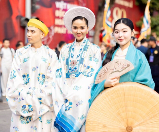 Sao Việt diện cổ phục: Vợ chồng H'Hen Niê như cưới thêm lần nữa, Lọ Lem con gái Quyền Linh đẹp không thua hoa hậu 1 Dàn sao diện Việt phục, khoe nhan sắc rạng rỡ trên đường phố Hà Nội.