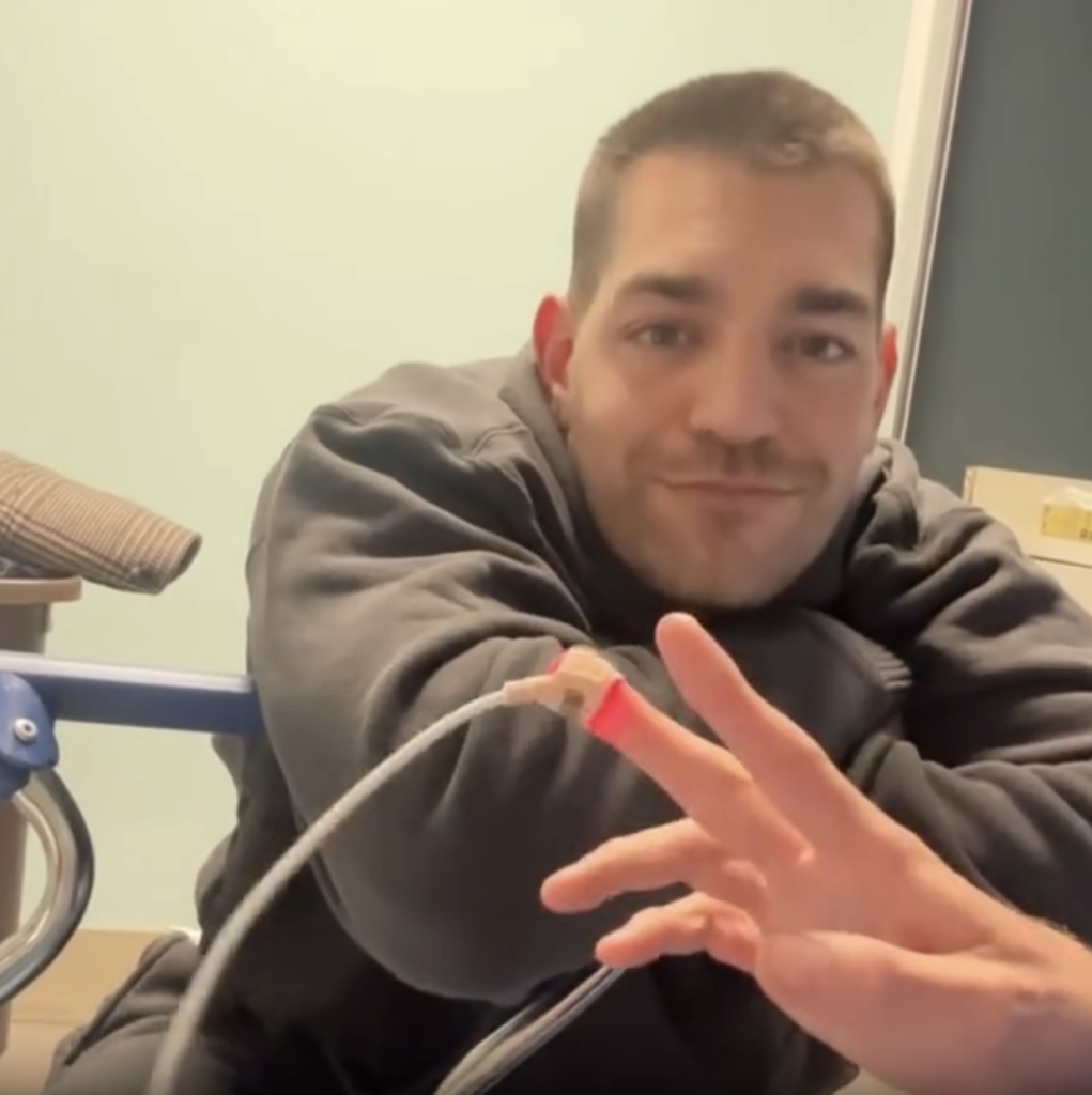 Sao nam được bạn trai đồng tính cực phẩm kề cận chăm sóc sau khi nhập viện khẩn cấp vì thuốc lá điện tử- Ảnh 2. Sao nam được bạn trai đồng tính cực phẩm kề cận chăm sóc sau khi nhập viện khẩn cấp vì thuốc lá điện tử- Ảnh 2.