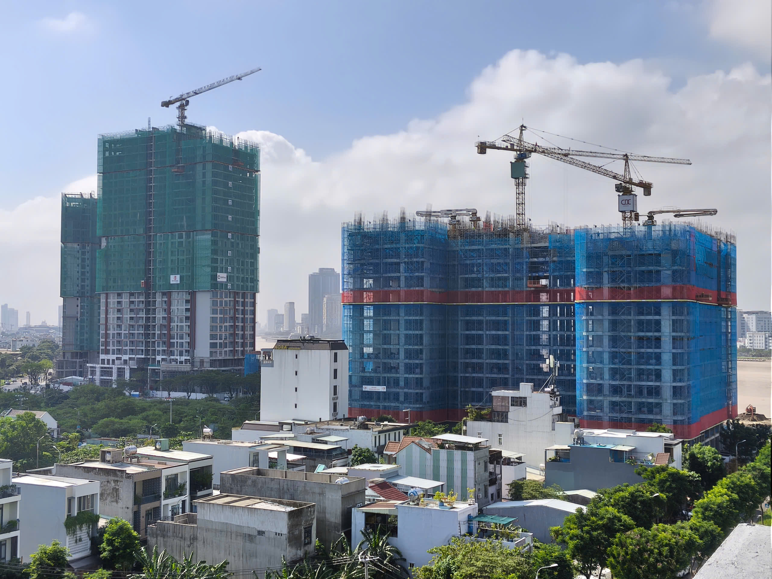 Đà Nẵng: Sáp nhập khiến 'đông xe hơn, nhiều nút giao thông tắc hơn'- Ảnh 1.