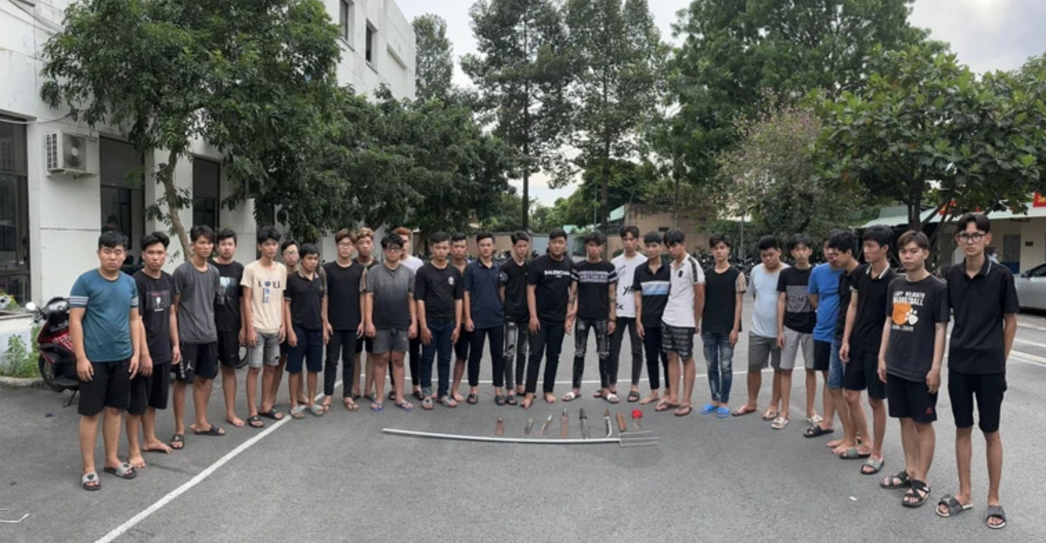 Sắp xét xử vụ hàng chục thanh niên đeo khăn quàng đỏ hẹn nhau hỗn chiến gây náo loạn đường Tô Ký - Ảnh 1. Sắp xét xử vụ hàng chục thanh niên đeo khăn quàng đỏ hẹn nhau hỗn chiến, náo loạn đường Tô Ký - Ảnh 1.