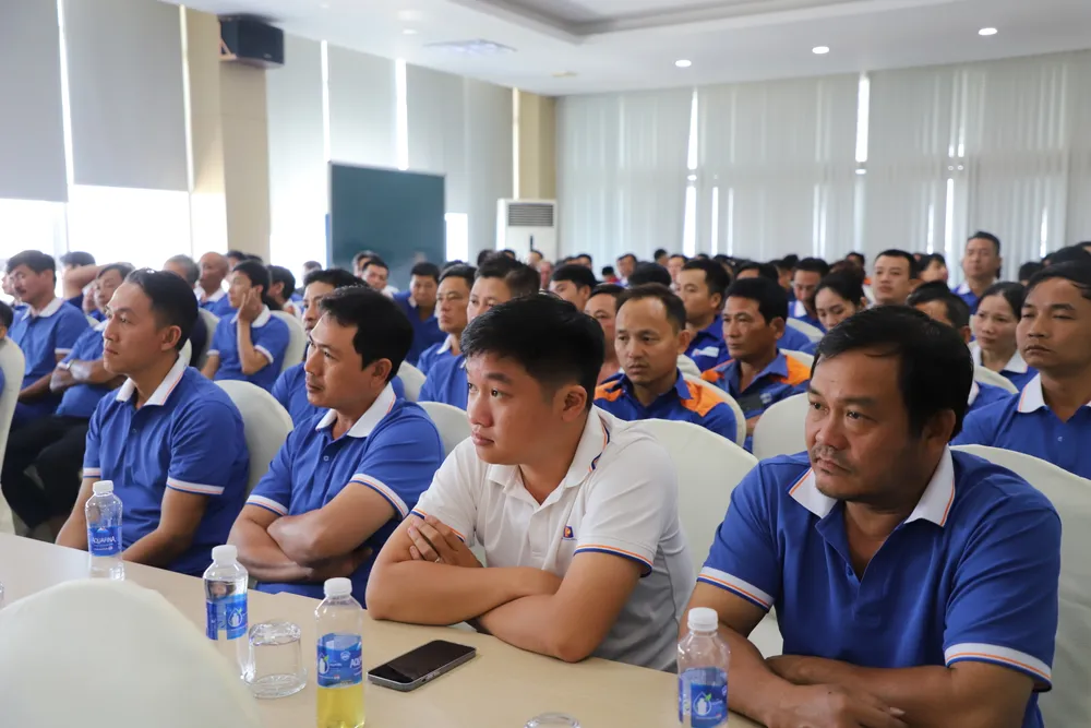 Lực lượng PC07 và PC08 hướng dẫn kỹ năng PCCC và an toàn giao thông cho hơn 200 tài xế xe bồn và nhân viên cây xăng tại buổi tập huấn. IMG_9054.JPG