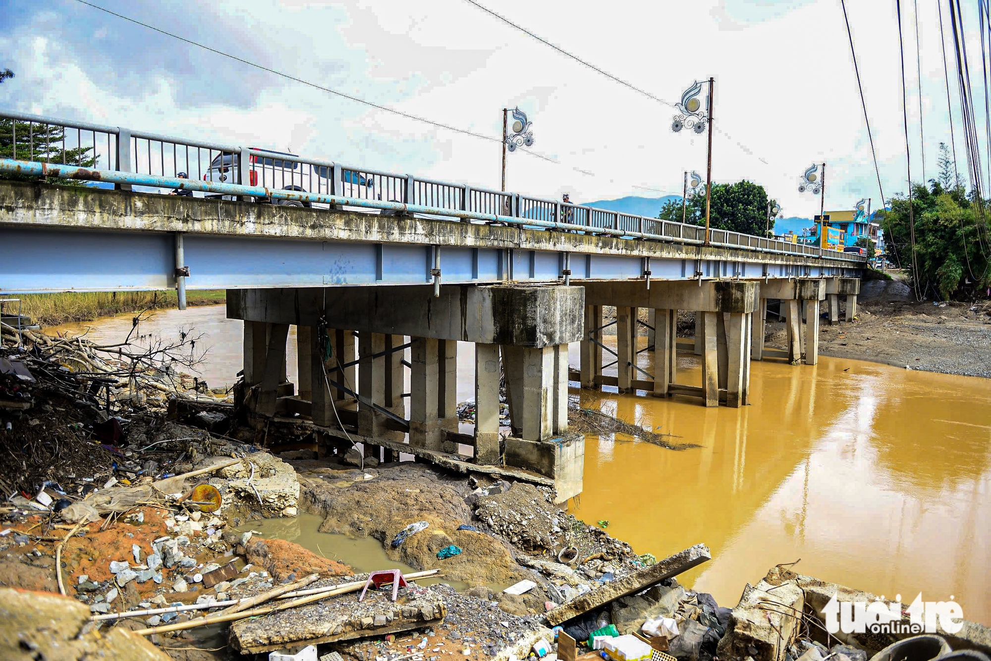 Sau lũ, nhiều nhà dân ở Đa Nhim chực chờ đổ xuống sông 1 Sau lũ, nhiều nhà dân ở Đa Nhim chực chờ đổ xuống sông - Ảnh 1.