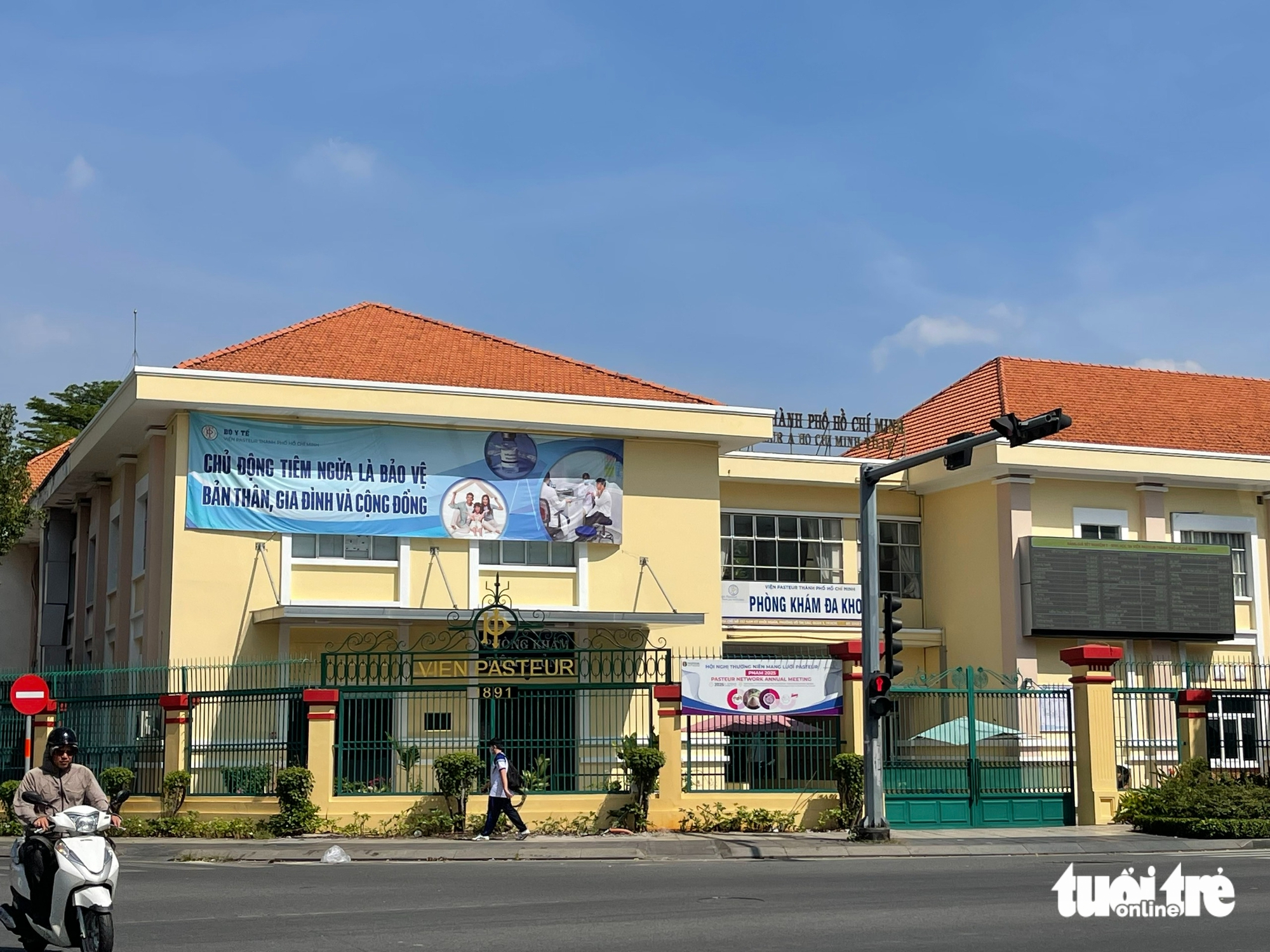 Sau phản ánh của Tuổi Trẻ, bảng quảng cáo che di tích Viện Pasteur TP.HCM được tháo dỡ 1 Viện Pasteur - Ảnh 1.