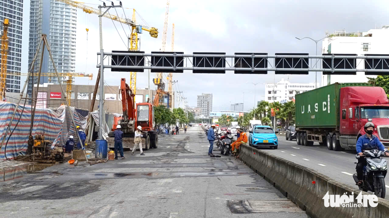 Sau sự cố ‘hố tử thần’, đường cạnh dự án Capital Square 3 tiếp tục bị phong tỏa 1 Sau sự cố ‘hố tử thần’, đường cạnh dự án Capital Square 3 tiếp tục bị phong tỏa - Ảnh 1.