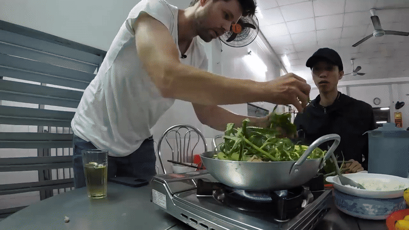 Khách Tây tò mò thử đặc sản nức tiếng miền Tây, nhận xét: 