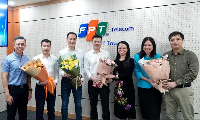 Các thành viên mới HĐQT FPT Telecom, trong đó ông Nguyễn Trọng Trung (thứ hai từ trái), ông Nguyễn Hoàng Linh (từ ba từ trái), ông Võ Mạnh Cường (thứ 4 từ trái) và thành viên BKS Lưu Nguyễn Kim Thoa (thứ hai từ phải). Ảnh: FTel