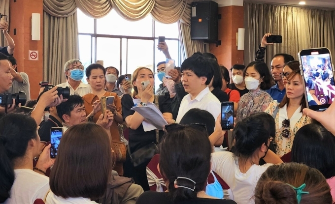 Phụ huynh vây ông Thủy đòi hoàn trả học phí tại TP HCM, tháng 3/2023. Ảnh: Lệ Nguyễn