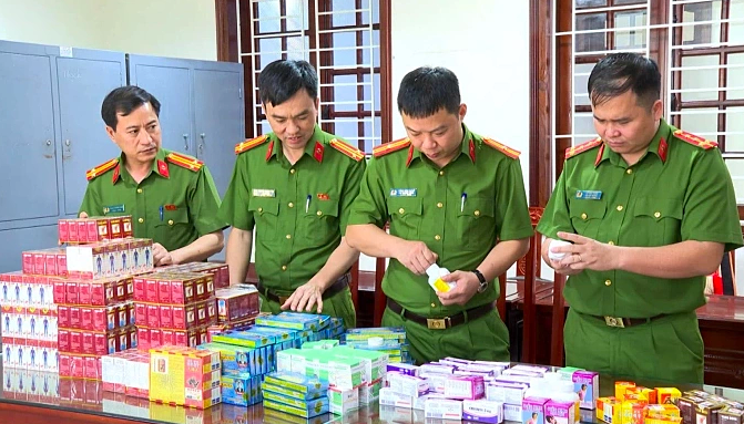 Cơ quan công an tịch thu thuốc giả. Ảnh: Lam Sơn