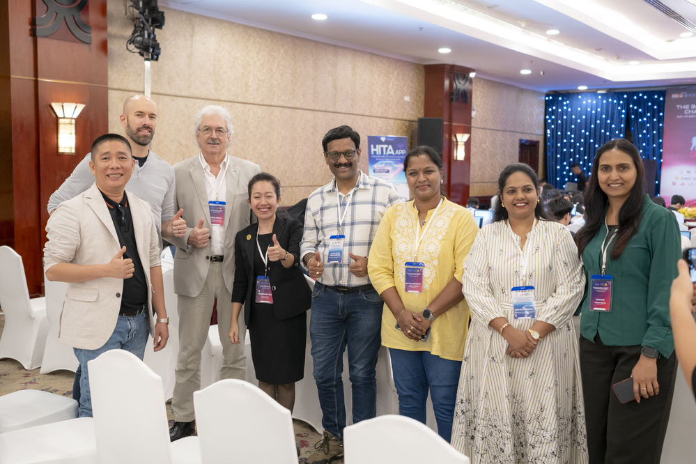  
Kỷ lục gia Siêu trí nhớ Việt Nam - Nguyễn Phùng Phong (ngoài cùng bên trái) chụp ảnh kỷ niệm cùng các giám khảo quốc tế.