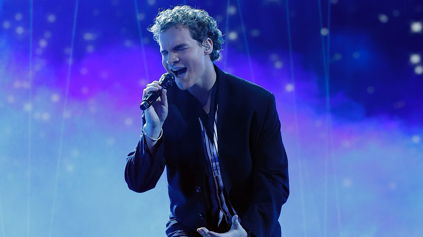 Aiden Ross biểu diễn ca khúc "golden hour" tại chung kết The Voice mùa 28