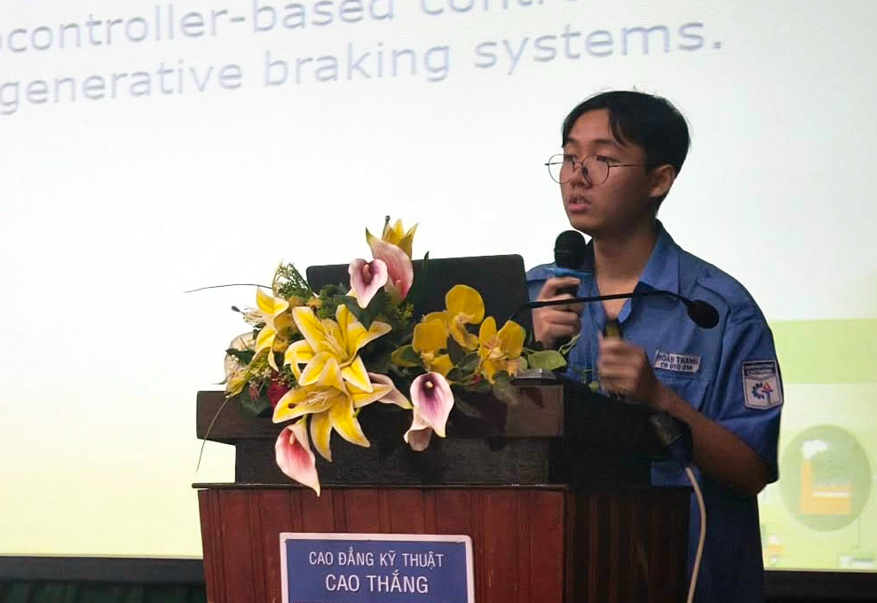 Sinh viên làm AI ngăn người già đi lạc 2 AI - Ảnh 2.