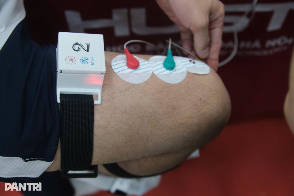 Sinh viên sáng chế hệ thống hỗ trợ phục hồi đột quỵ - 1