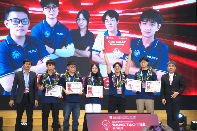 Nhóm sáng chế hệ thống Retrack nhận giải nhất cuộc thi Sáng tạo trẻ, chiều 25/12. Ảnh: Ngọc Trang