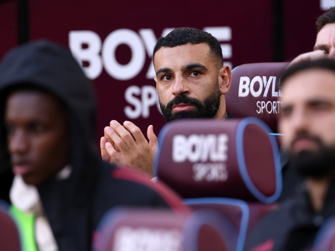 Salah ngồi dự bị, trong trận gặp West Ham trên sân London, Anh hôm 30/11. Ảnh: Reuters