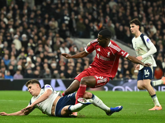 Alexander Isak (áo đỏ) chấn thương sau pha vào bóng của Micky van de Ven trong trận Liverpool thắng Tottenham 2-1 trên sân Tottenham Hotspur, London hôm 20/12. Ảnh: AFP