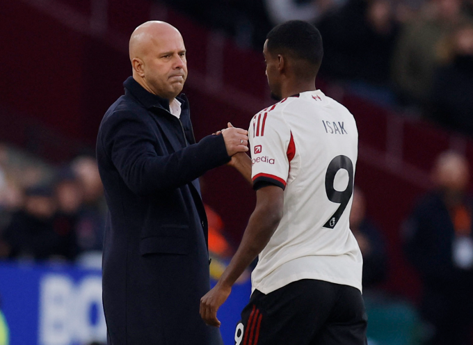 HLV Arne Slot bắt tay Alexander Isak khi rút tiền đạo này rời sân, trong trận Liverpool thắng West Ham 2-0 trên sân vận động London, London, Anh ngày 30/11/2025. Ảnh: Reuters