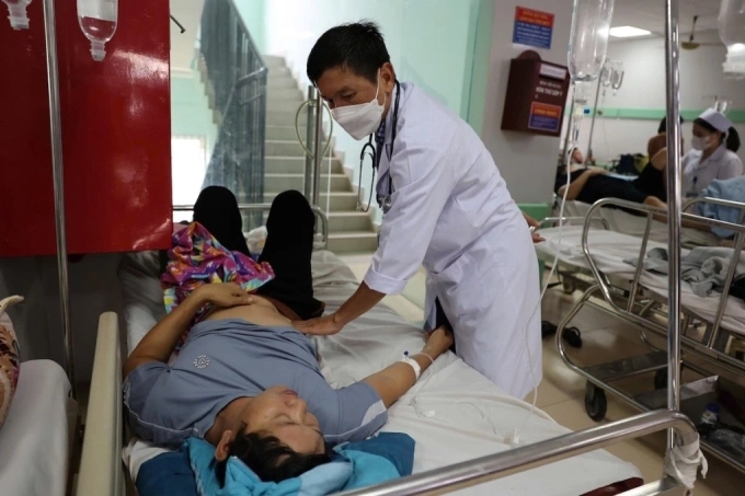 Một người bệnh điều trị tại Bệnh viện Đa khoa Bà Rịa sau khi ăn bánh mì Ngọc Hà. Ảnh: Nhi Hoàng