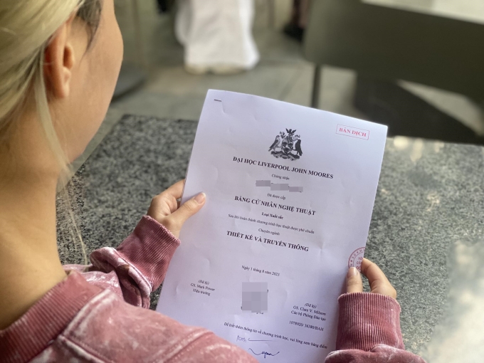 Bằng cử nhân của các sinh viên theo học chương trình được LCDF giới thiệu. Ảnh: Ngọc Trang