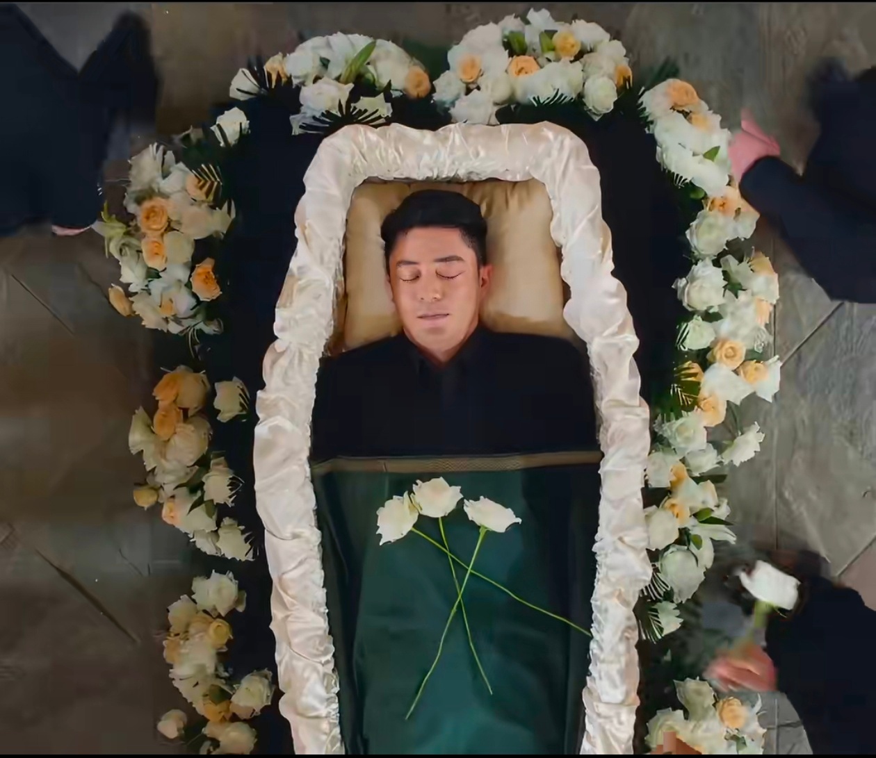 Sốc với hình ảnh Hoắc Kiến Hoa tự tổ chức đám ma cho mình- Ảnh 2.