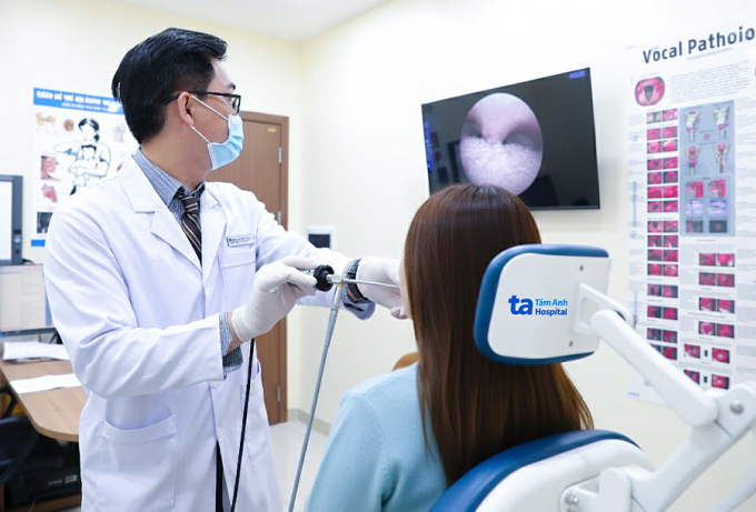 Bác sĩ Nguyên đang nội soi cho Kim. Ảnh: Bệnh viện Đa khoa Tâm Anh